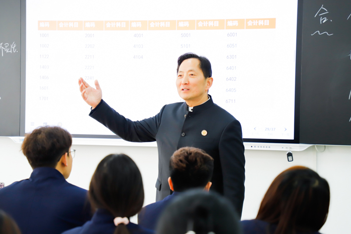 以“哪吒精神”赋能产教融合育人新实践 ——陈老师深入工商管理学院参加开学首日听课活动纪实